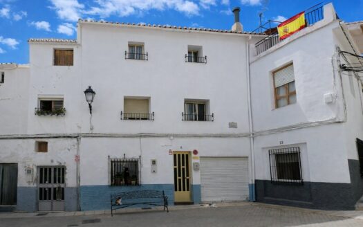 Spacious 4 bedroom home with a beautiful garden in Barrio Santiago, Baza